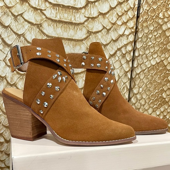 Chinese Laundry Studded Bootie
RUSTY BROWN / 8.5 - Picture 6 of 12